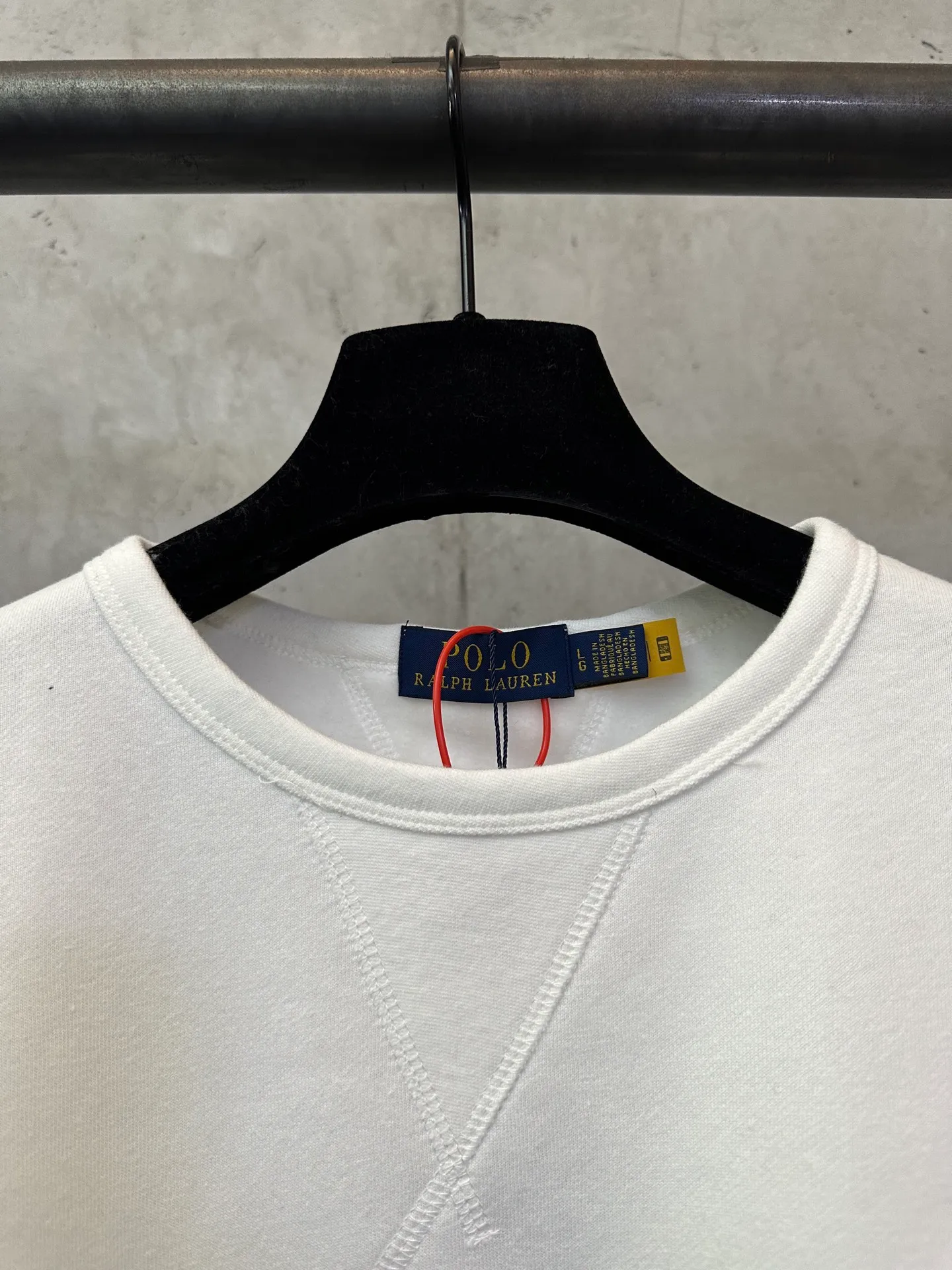 P330 Ralph Lauren logo embroidered sweatshirt. Customized cloud-like honey cotton fleece sweatshirt material. It feels delicate and comfortable against the skin. It is mainly made of deep black and is decorated with exquisite white pony logo. It is highly recognizable. Customized hardware. Thread. Accessories. Matching. Same style for men and women. -Color: Black White Blue Gray -Size: S M L XL